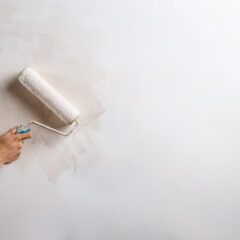 Malowanie starych, uszkodzonych ścian: jak ją przemalować bez większego nakładu pracy?
