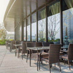 Meble do ogródków restauracyjnych – o czym należy pamiętać?