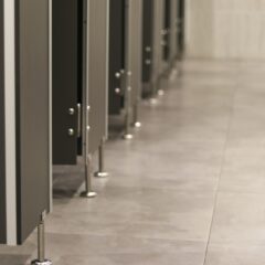 Typy płyt stosowane przy budowie kabin sanitarnych