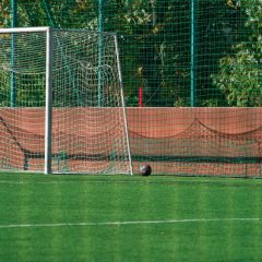 Jak ogrodzić boisko za pomocą siatki?