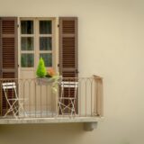 Jak wybrać funkcjonalne i stylowe meble balkonowe składane?