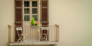 Jak wybrać funkcjonalne i stylowe meble balkonowe składane?