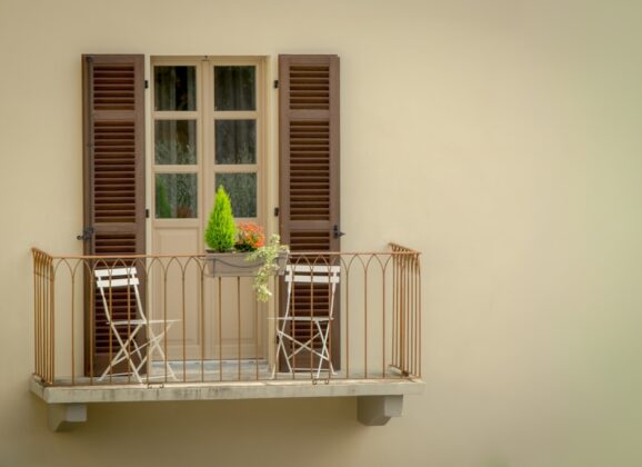 Jak wybrać funkcjonalne i stylowe meble balkonowe składane?